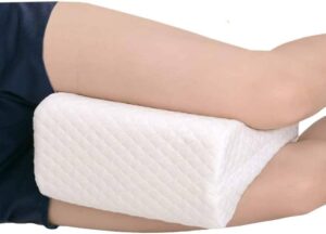 横向きで寝る場合は注意すべきことが２つあります。

・痛みがある側を上にして寝る
・膝の間にクッションを入れる

よく、患者様から「寝るときは痛い方を上にした方がいいのか、それとも下の方がいいのか」とよく相談を受けることがあります。

基本的に坐骨神経痛は圧迫を受けると痛みが強く出ます。
そのため当院では痛みがある方を上にして寝ることを推奨しています。

また仰向けと同様にクッションを膝に挟むようにして寝ることも推奨してます。
そうすると痛い方の足の筋肉が弛緩しやすいからです。
入れないと太ももの足に多少のストレッチがかかり、神経圧迫を起こします。
